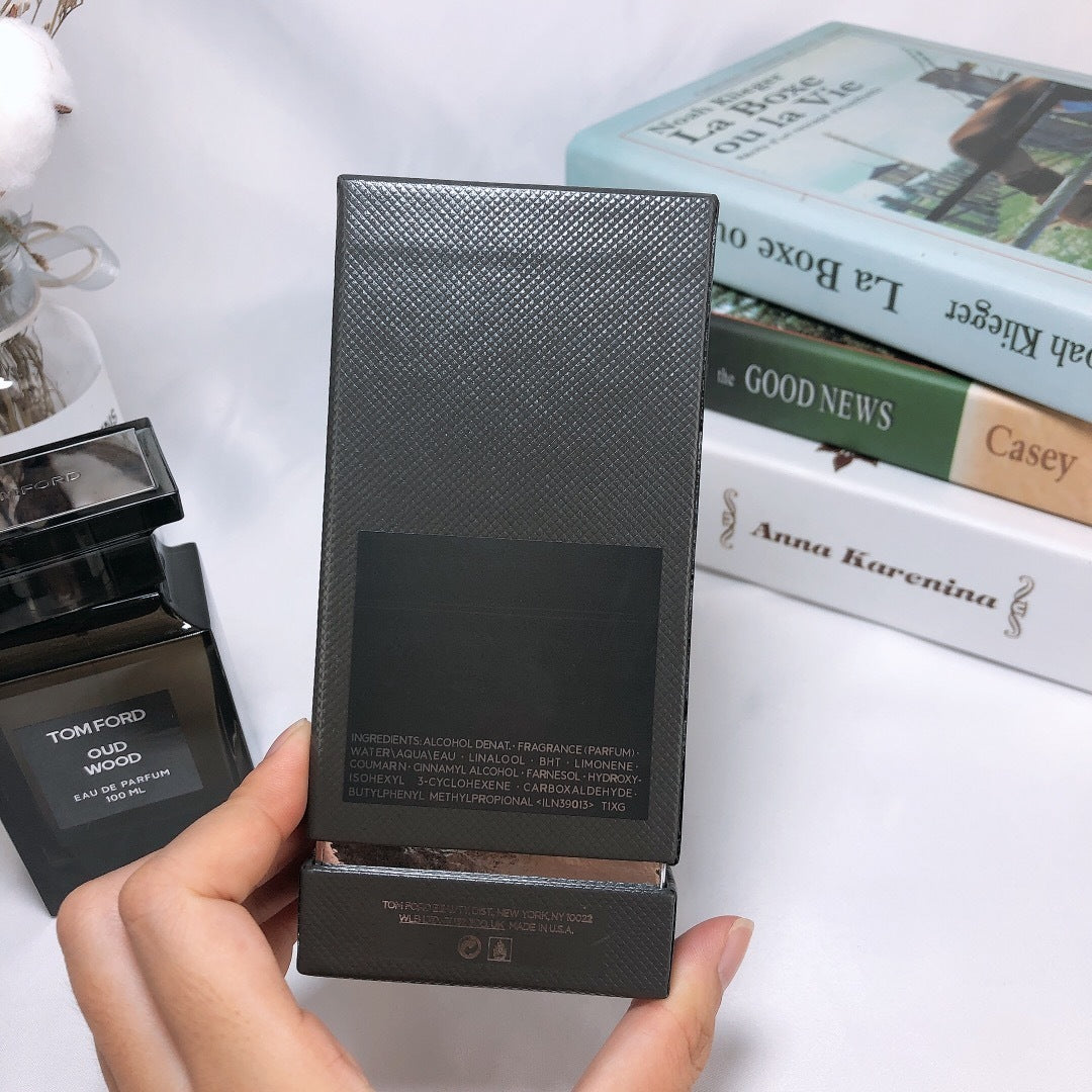 Oud Wood Eau de Parfum 100ml – Fragranza Elegante e Intensa Unisex