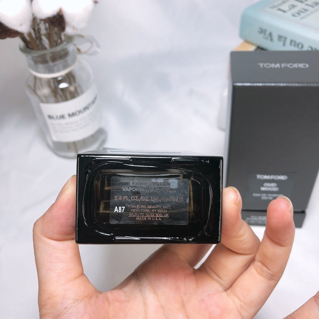 Oud Wood Eau de Parfum 100ml – Fragranza Elegante e Intensa Unisex